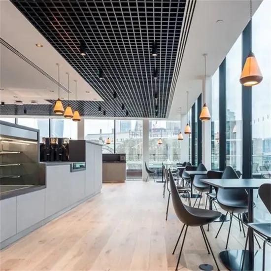 Interior contemporan cu plafon din profile cubice suspendate