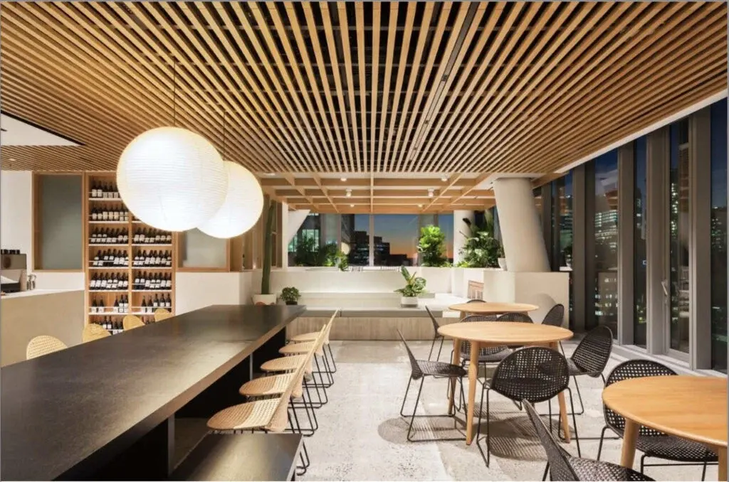 Interior contemporan cu plafon din profile cubice suspendate